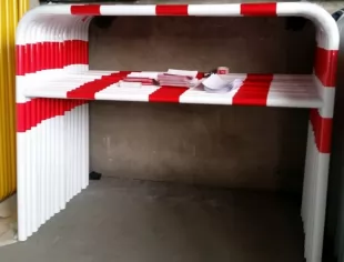 Bariera chodnikowa U-12a z porzeczką | do wkopania, wbetonowania, biało-czerwona